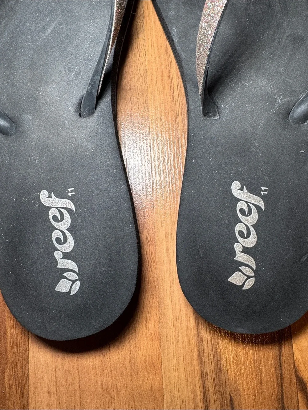 Reef Women’s Black Flip Flops with Sparkling Silver Straps size 11